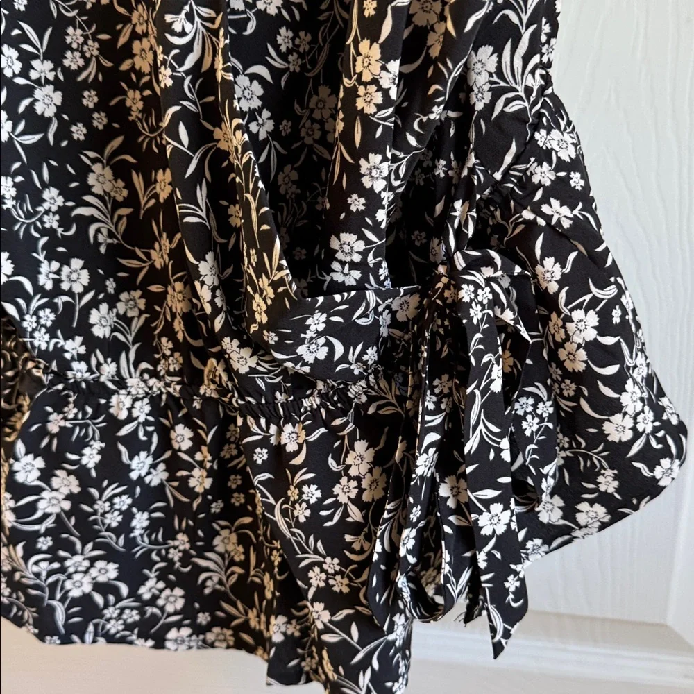 Zenobia Black & White Floral V-Neck Spaghetti Strap Tank Top - Picture 3 of 7